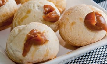 Pão de queijo recheado com doce de leite