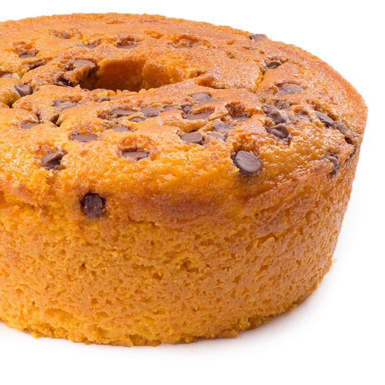 Bolo de cenoura com gotas de chocolate