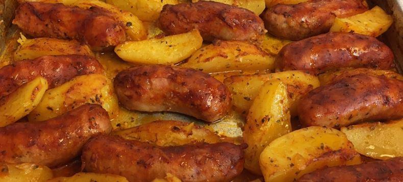 Linguiça ao forno com batatas